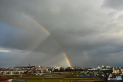 虹に架かる雲の影