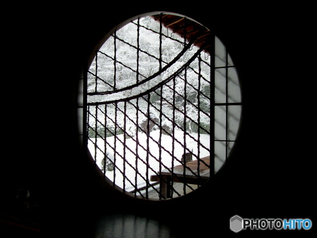 東福寺光明院雪見窓　雪景色