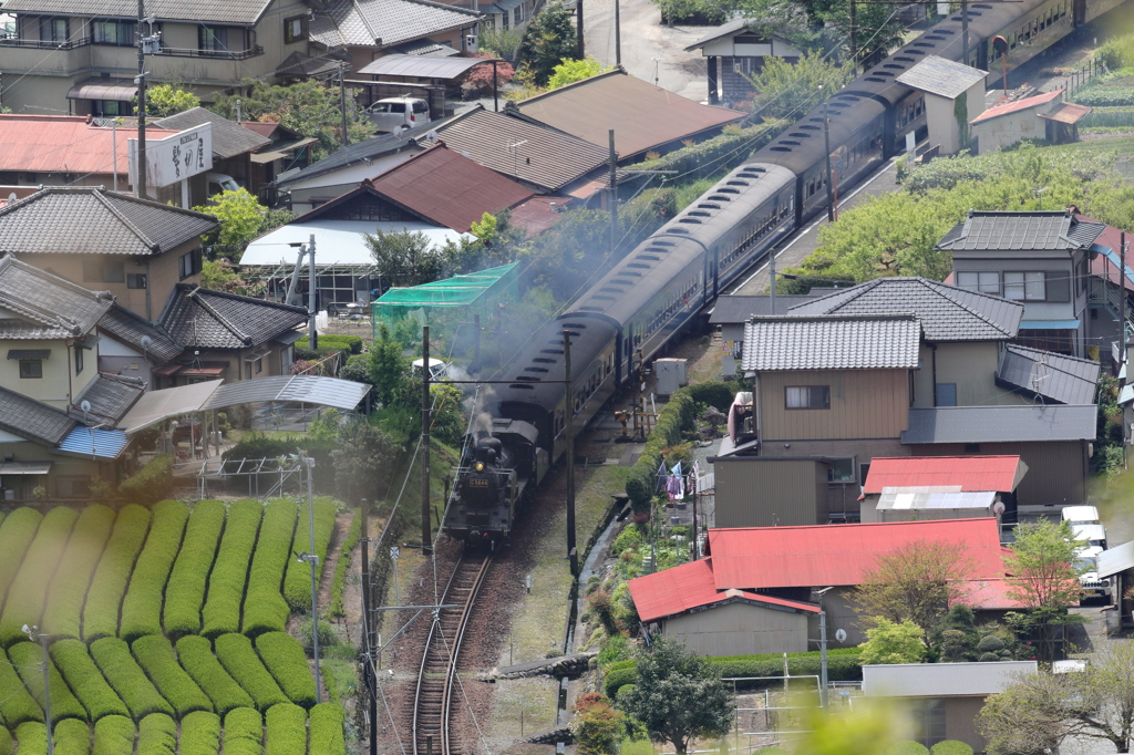 C5644が崎平駅を通過