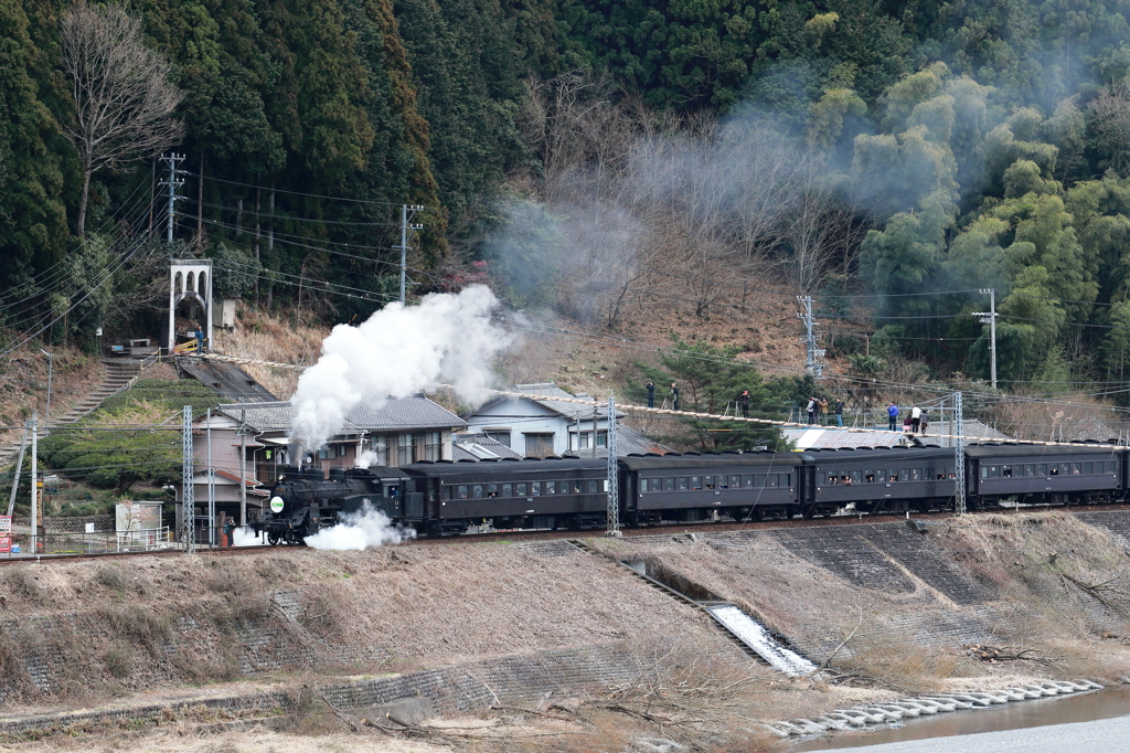 C108が吊り橋前から発車
