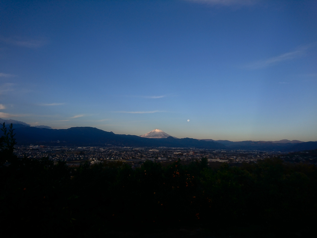 お山と月