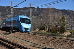 青い電車が走る