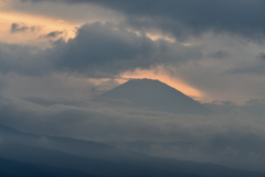 神々しい山