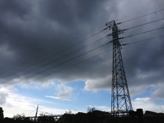 雨雲 と 送電塔