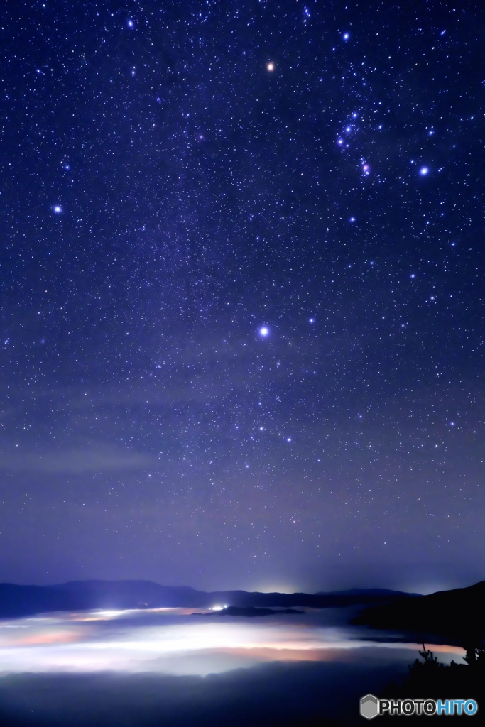 光る雲海と星空