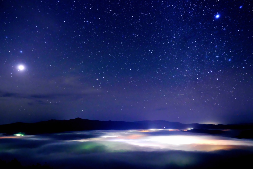 秋の夜明け前の風景