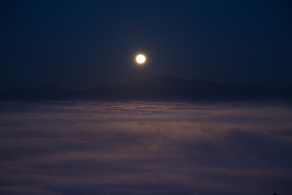 雲海を照らす満月