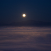 雲海を照らす満月