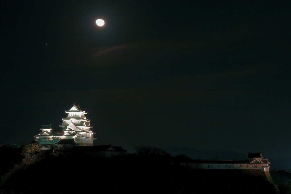 月と姫路城04b　（DSC00650ct）