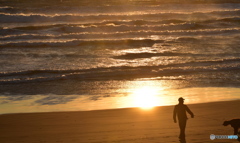 夕陽輝く海辺