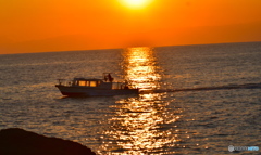 夕焼けの海を行く