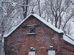 雪纏う古煉瓦