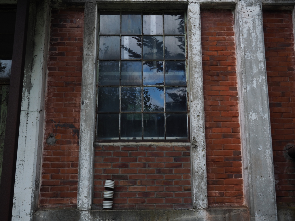 窓と碍子