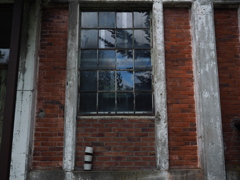窓と碍子