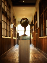 廊下に立たされ空仰ぐ