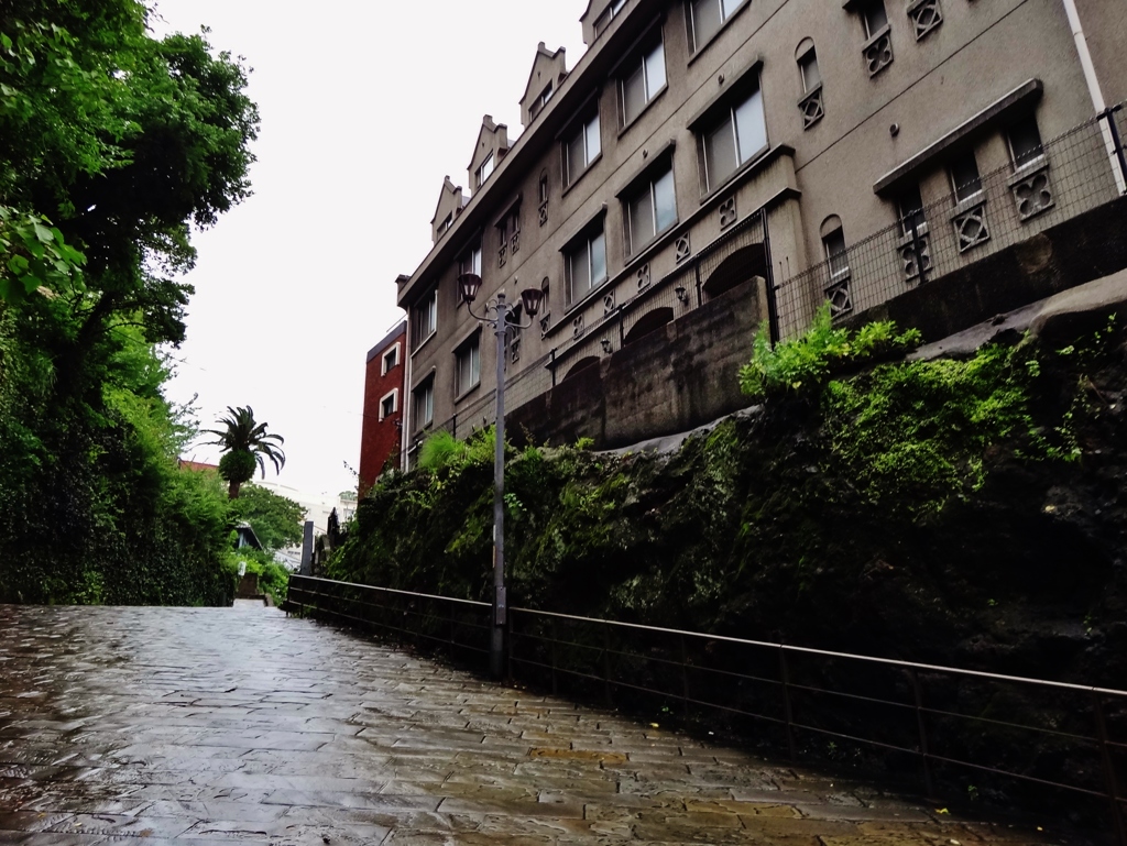 第千九十作　　「思ひ出は　雨が流るる　石畳」　長崎県長崎