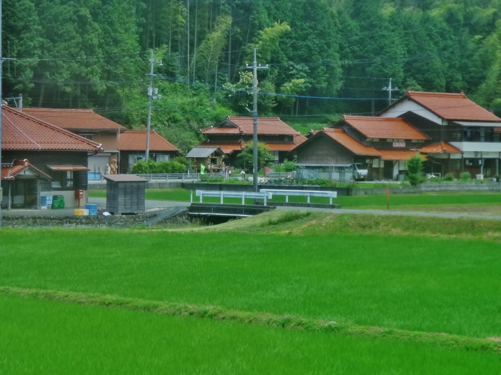 第千八百一作　　「降り出しさうな　渡つた橋が　村のはいり口」　山口県阿東