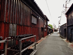 第千四百三十七作　　「裏へまはれば　醸造場の　空き瓶干されてゐる」　和歌山県湯浅