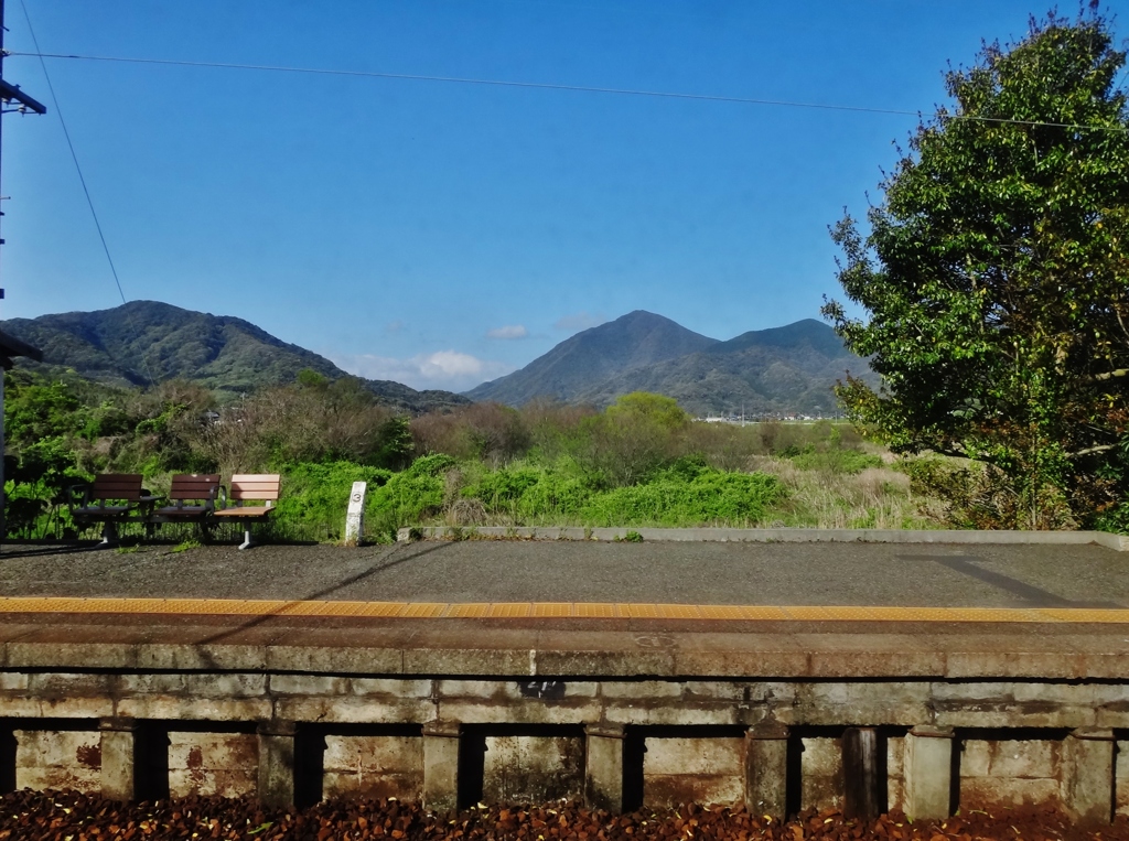 第六百八十一作　　「春風　午後四時の汽車を待つ」　山口県川棚