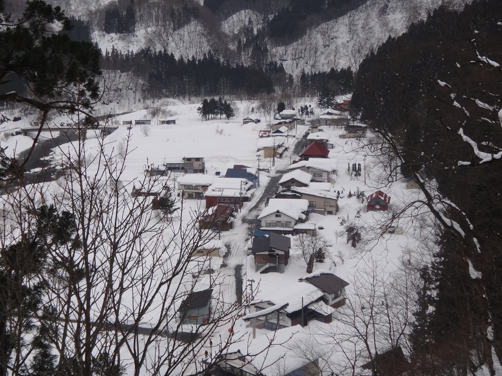 第九百三十作　　「雪舞う　村の甍の　なつかしいこと」　山形県月山　