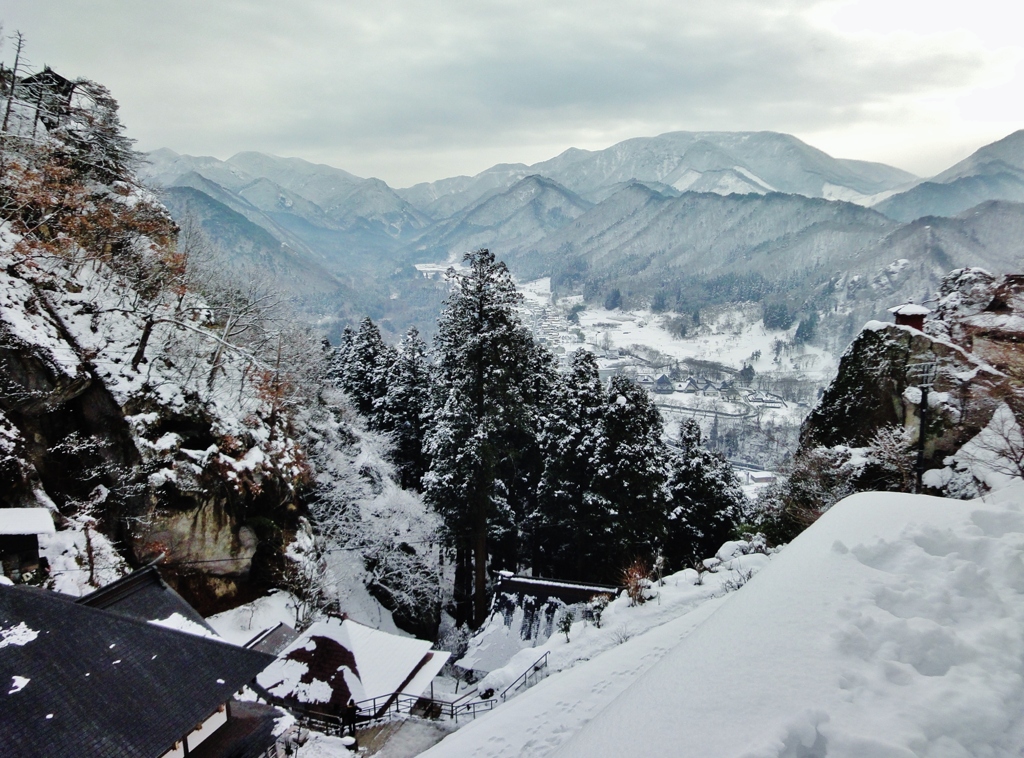 第三千八百三十三作　「静寂の　雪を踏む」　山形県山寺