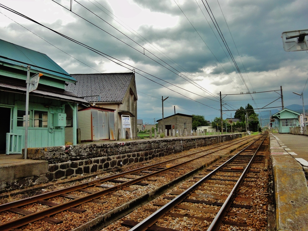 第二千二百七作　「晴れきらぬ　重い雲の　汽車を待つてゐる」　富山県黒部