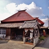 第三千四百三十二作　「やけになつかしい　お地蔵さまに　手を合はす」　福岡県柳川　