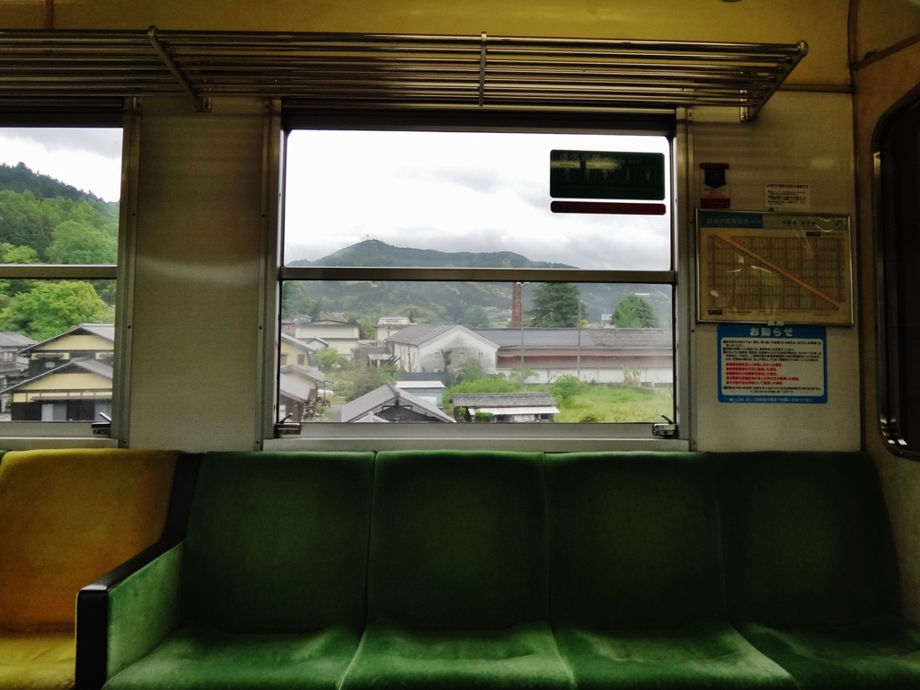 第二千百四作　「雨降る汽車の　ぬくもりに座はる」　愛媛県内子