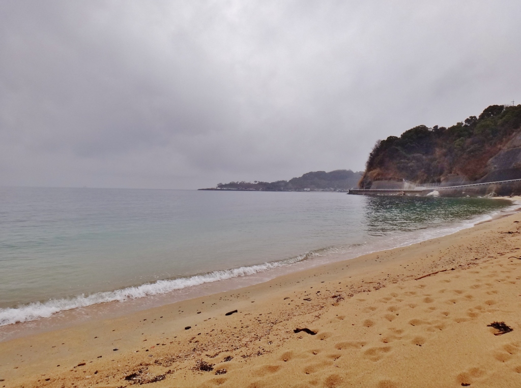 第二千五十七作　　「砂掴む　急にさびしうなる」　愛媛県興居島