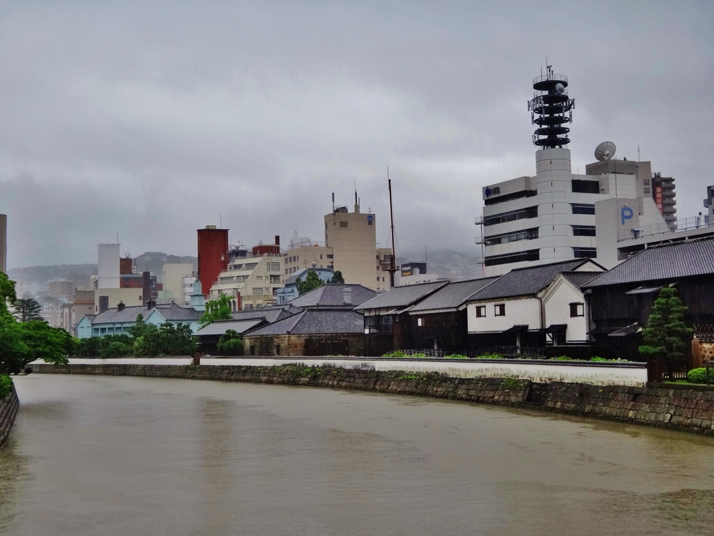 第七百十八作 　　「しとどに濡れて 出島は五月雨に浮く」 　長崎県長崎 