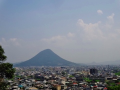  第千百十作　　「茹だる暑さの　讃岐富士どつかり」　香川県丸亀