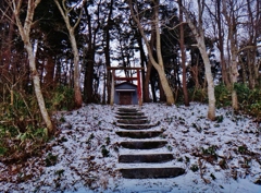 第三千八百十八作　「雪降る　さびしさは　朱の剥げた鳥居」　青森県横浜