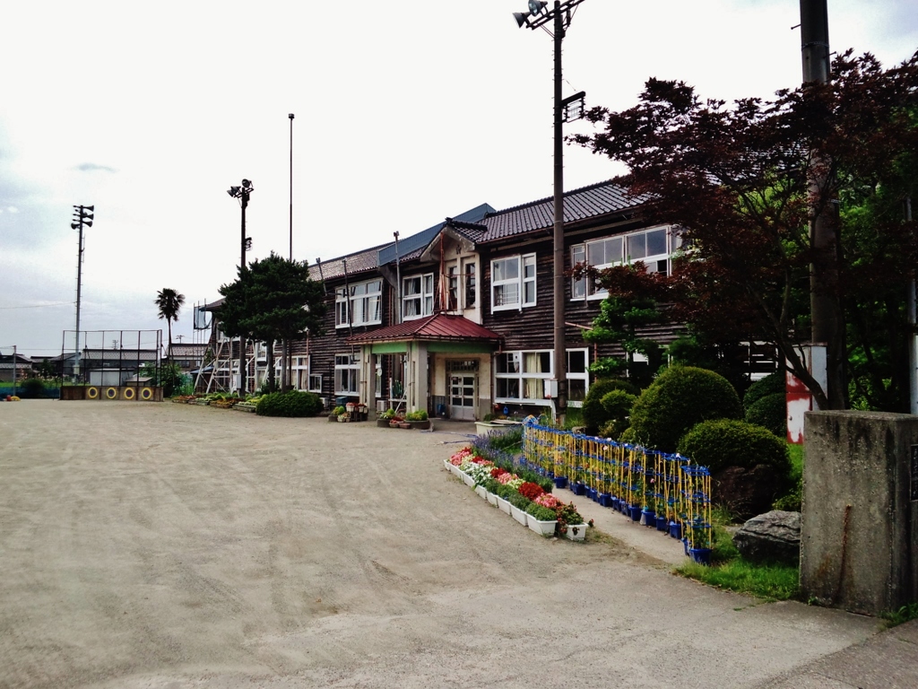 第千四百四十四作　　「ひと雨来さうな　學校の朝顔　葉を揺らせ」　富山県朝日　