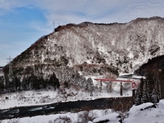 第千六百九十四作　　「春へまつすぐ　川と流れて　雪解けり」　　　福井県勝原