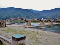 第三千七百十七作　「木橋渡らば　川とたはむる　園児のほがらか」　山口県岩国