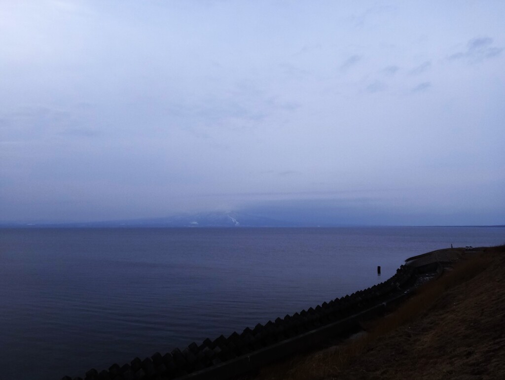 第四千百七十六作　「宇曽利山　湾を挟みし　ながれ雪」　青森県横浜