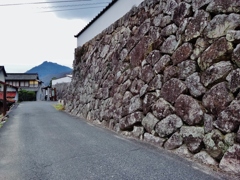 第二千七百七十六作　「たたずめば　聳えて高く　お寺の石垣」　岡山県高梁