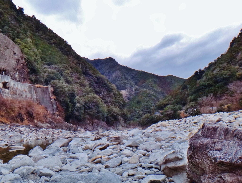 第四千二百十六作　「寒の天竜　尖りし山へ　難所と向かふ」　静岡県佐久間　