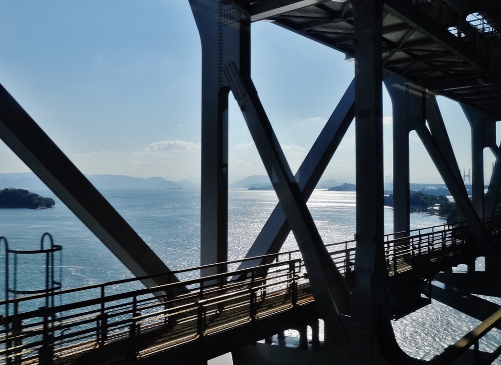第千二百六作　　「汽車は大橋へ　ひかりの瀬戸を　渡る」　香川県与島