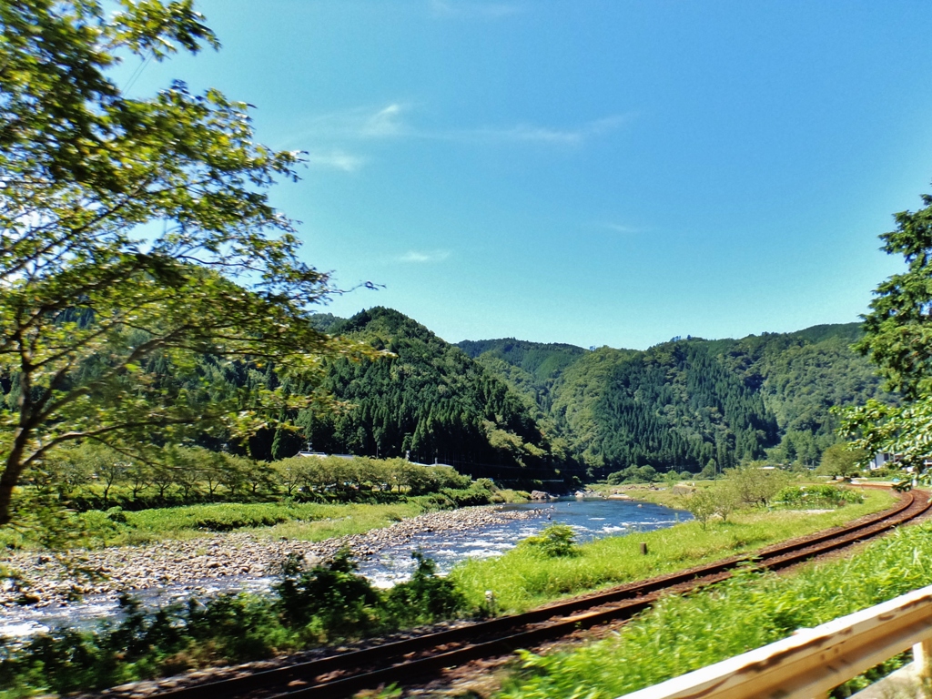 第八百五作　　「川に沿うて　鉄路に沿うて　わたしの路一筋」　岐阜県郡上