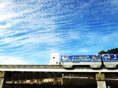 第四千百四十五作　「都市モノレェル　軽快に過ぐ　秋の空」　大阪府吹田