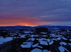  第五百七十一作　　「起きてみれば　雪の止んで　朝焼けてゐる」　山形県鶴岡
