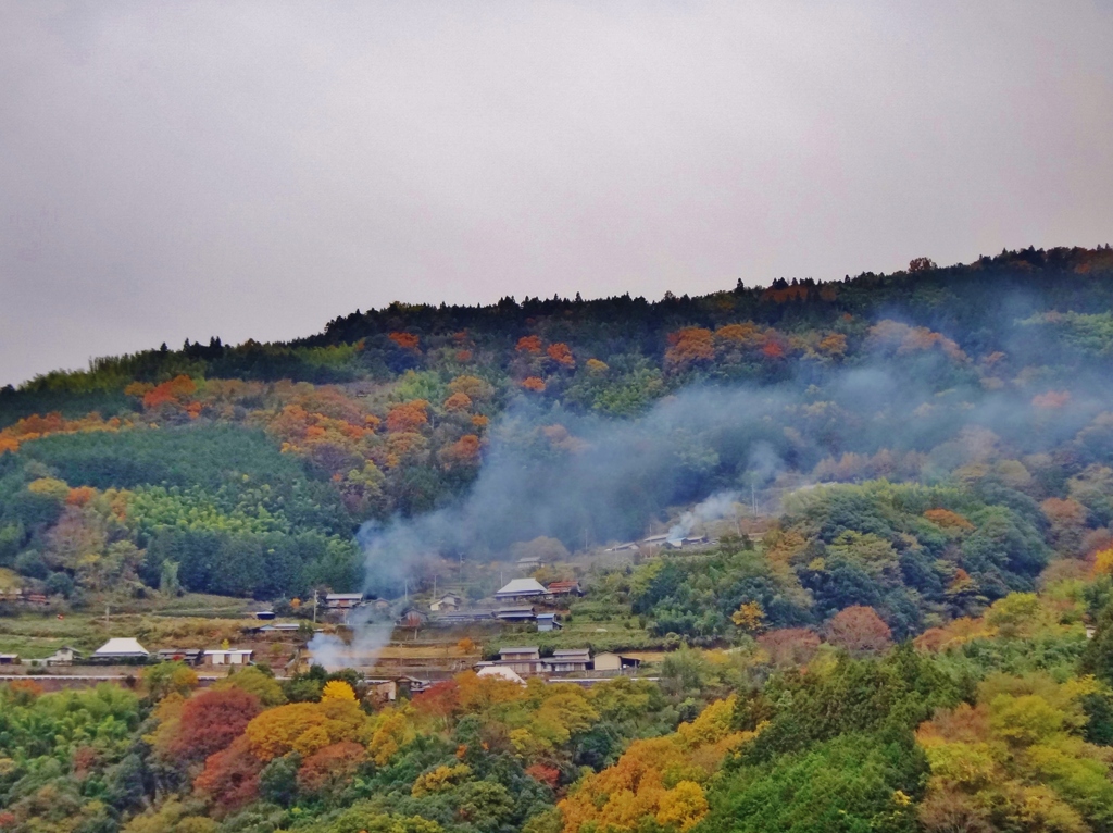 第三千四百五十一作　「冷たい雨が　降りだすまへの　藁を燃す」　徳島県三好