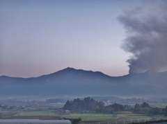 第三千七百七十四作　「朝靄の　噴煙の　湯に浸かり」　熊本県南阿蘇