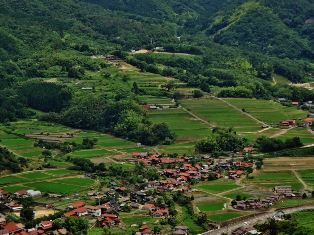 第千八十八作　　「ひとつひとつの甍に　団欒がある　旅の空」　島根県津和野