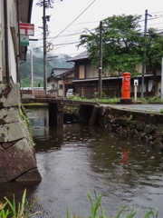 第千四百三十六作　　「雨降りの　似合ふ便りを　ポストに落とす」　福井県和泉　