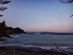 第千三百四十二作　　「浜へ腰を　ゆふぐれの波音」　宮城県唐桑