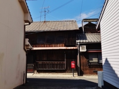 第八百三作　　「湊町の突きあたつたか　さて、みぎひだり」　岡山県牛窓　