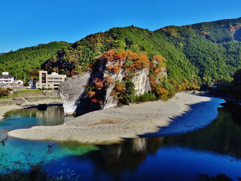 第二千六百六十六作　「岩を廻つて　秋の河　ひつそり」　愛媛県御三戸