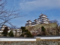 第二千三百七十一作　「冬空へ　お城　白壁いつぱいのあかるさ」　兵庫県姫路